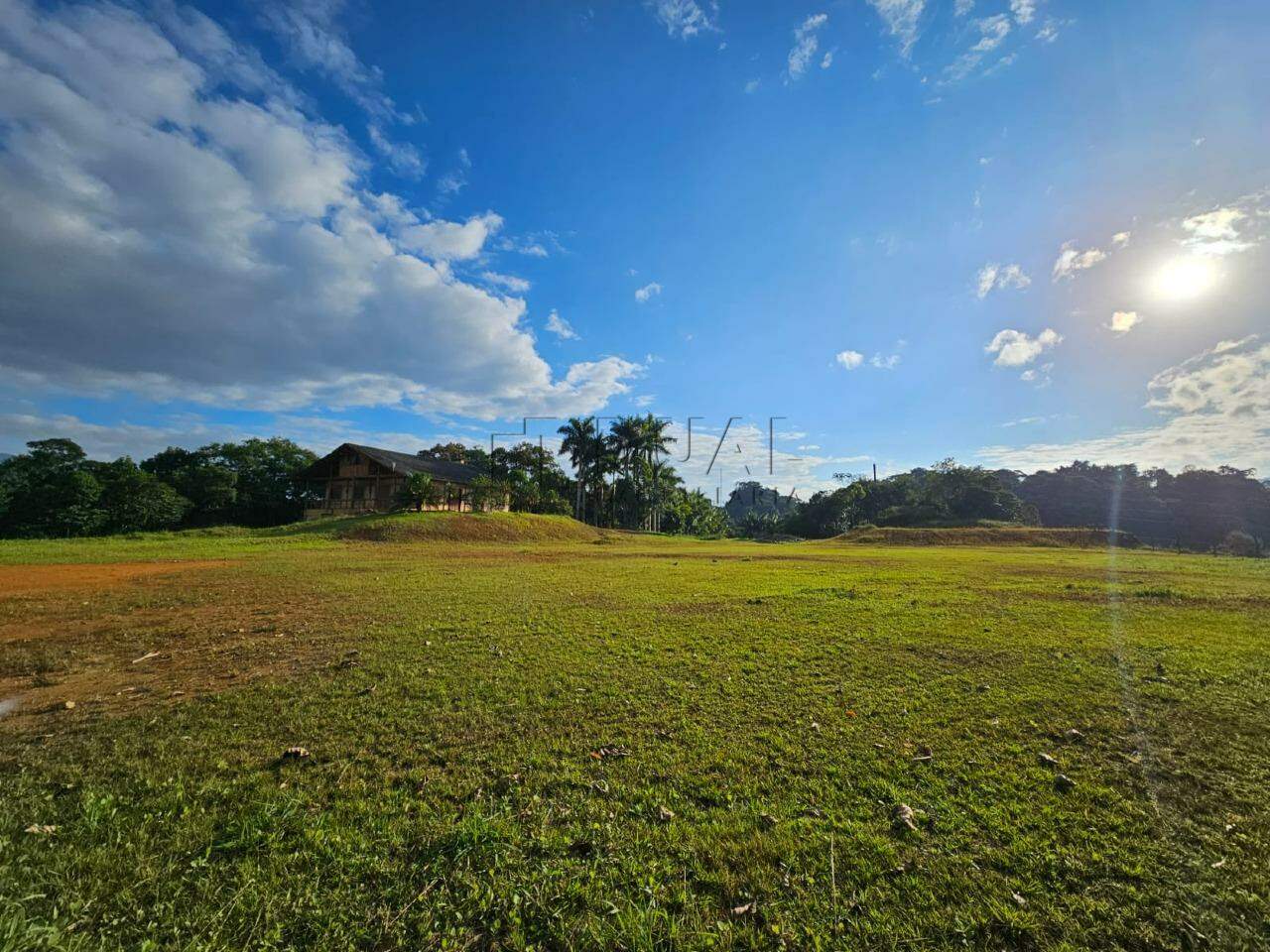 Imagem Terreno com área total de 143.447,14 m², edificado com um galpão industrial de 3.600 m² na Estrada Nova em Jaraguá do Sul