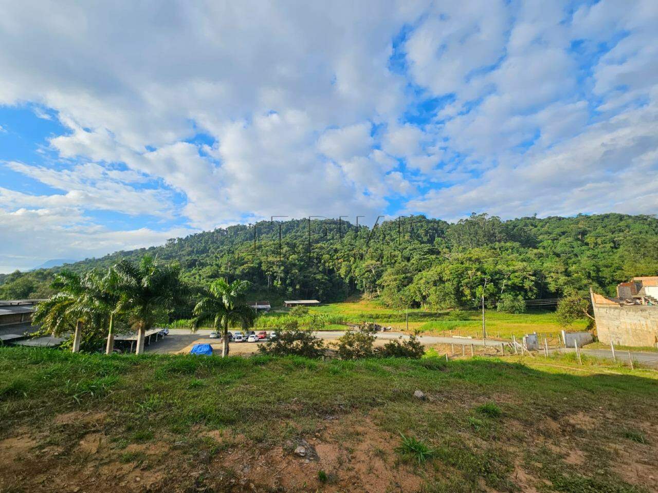 Imagem Terreno com área total de 143.447,14 m², edificado com um galpão industrial de 3.600 m² na Estrada Nova em Jaraguá do Sul