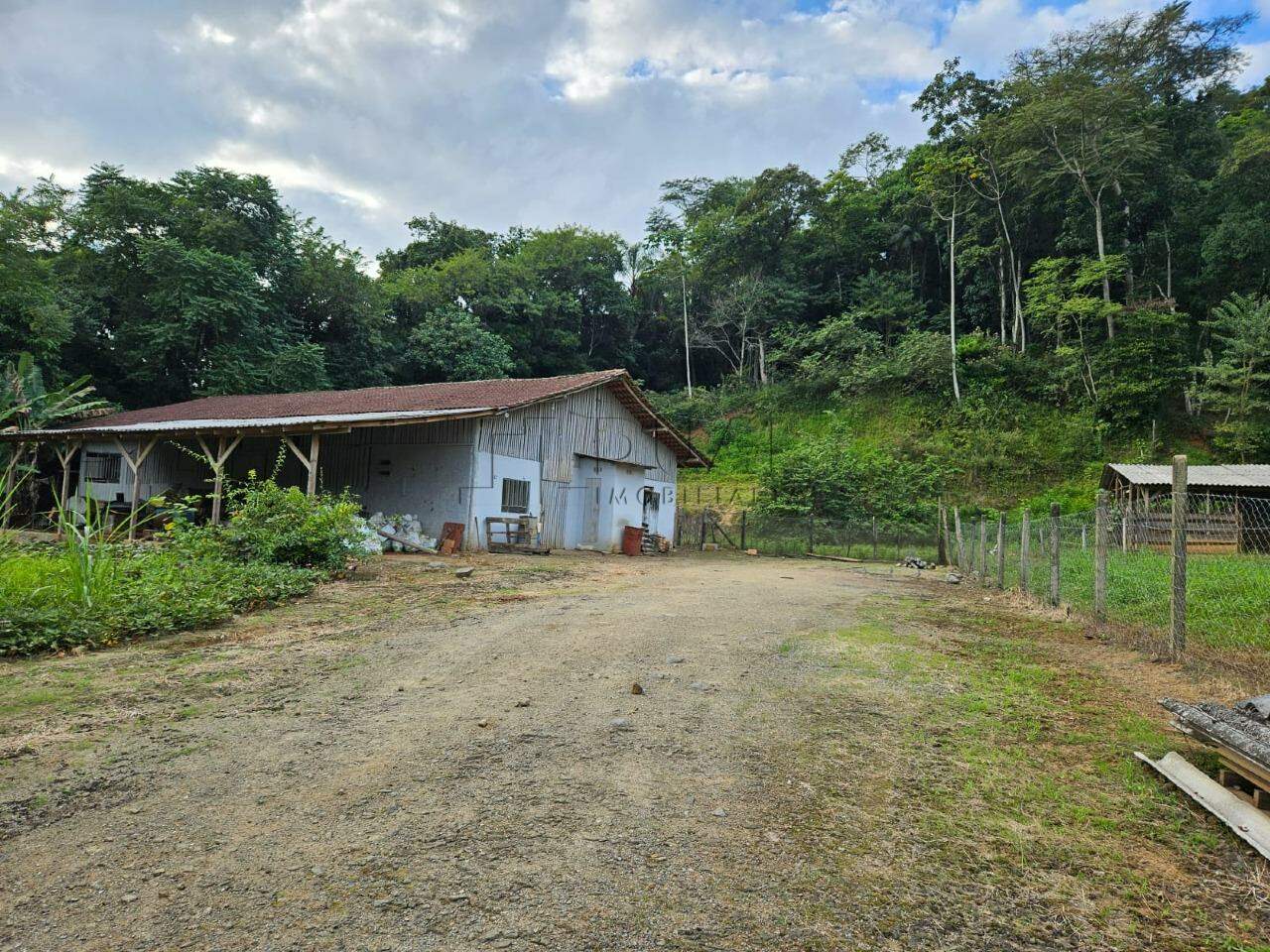 Imagem Terreno com área total de 143.447,14 m², edificado com um galpão industrial de 3.600 m² na Estrada Nova em Jaraguá do Sul