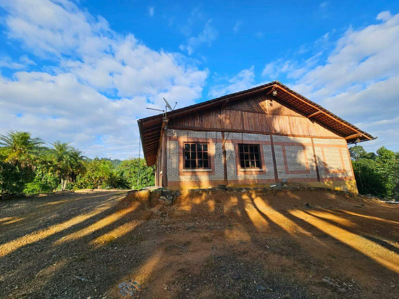 Terreno com área total de 143.447,14 m², edificado com um galpão industrial de 3.600 m² na Estrada Nova em Jaraguá do Sul