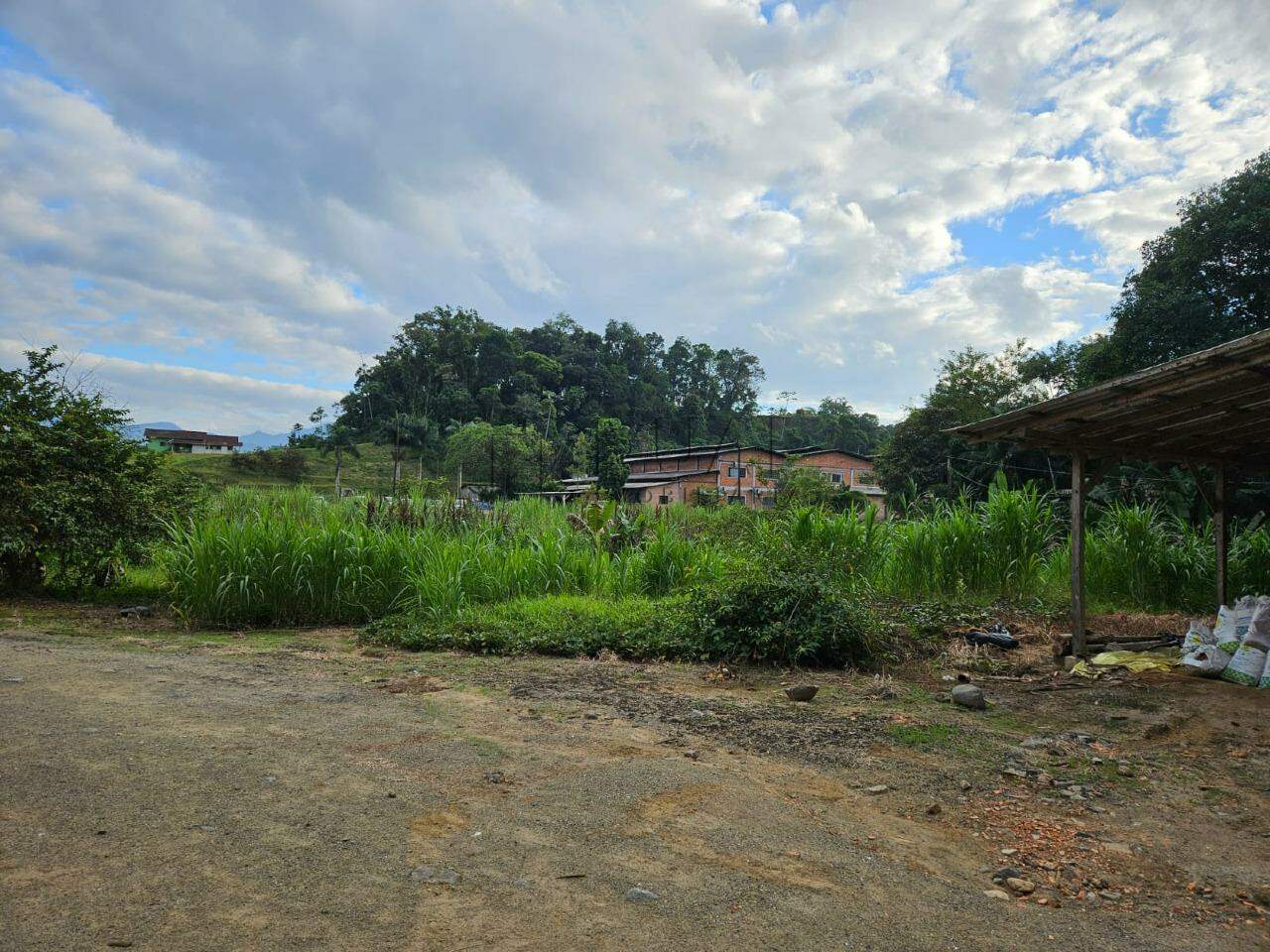 Imagem Terreno com área total de 143.447,14 m², edificado com um galpão industrial de 3.600 m² na Estrada Nova em Jaraguá do Sul