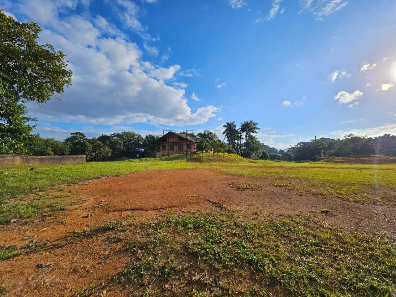 Imagem Terreno com área total de 143.447,14 m², edificado com um galpão industrial de 3.600 m² na Estrada Nova em Jaraguá do Sul