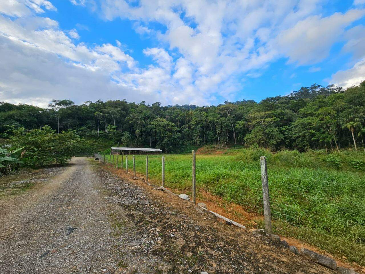 Imagem Terreno com área total de 143.447,14 m², edificado com um galpão industrial de 3.600 m² na Estrada Nova em Jaraguá do Sul