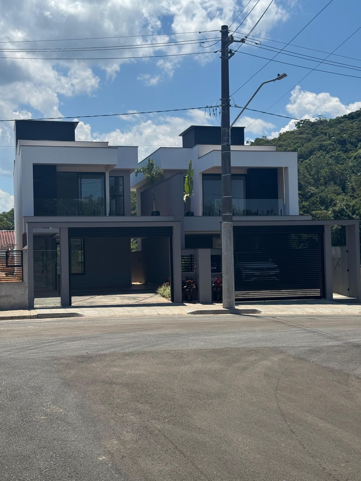 Imagem Geminado Suíte + 2 quartos - 2 vagas de garagem lado a lado.