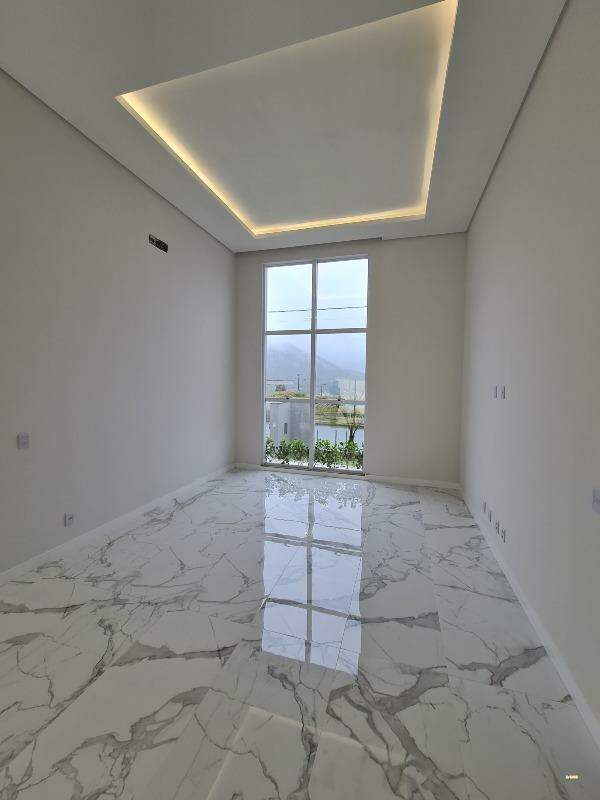 Imagem Casa à Venda na Barra do Rio Cerro | 3 Suítes, Piscina e Alto Padrão de Acabamento