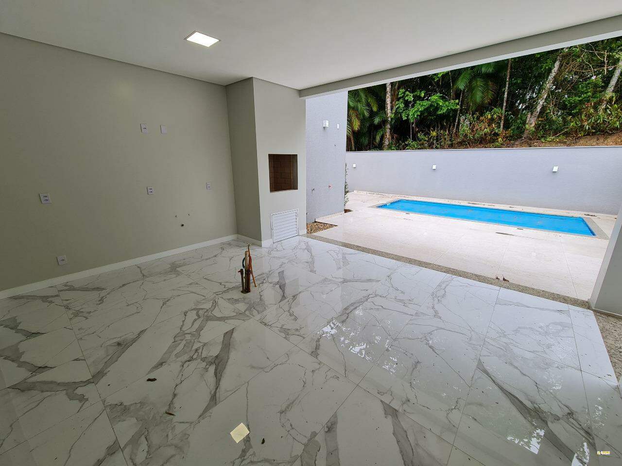 Imagem Casa à Venda na Barra do Rio Cerro | 3 Suítes, Piscina e Alto Padrão de Acabamento