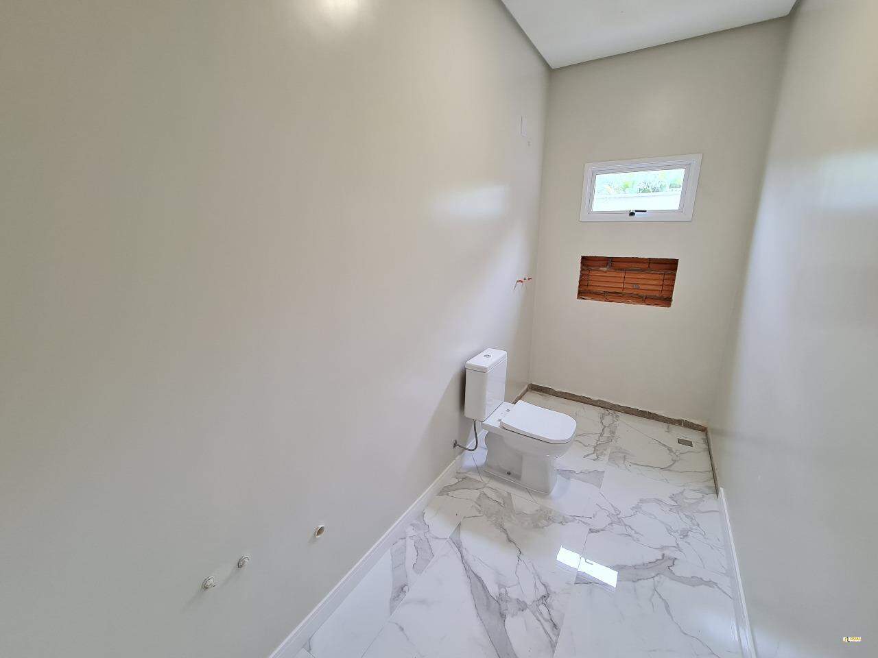 Imagem Casa à Venda na Barra do Rio Cerro | 3 Suítes, Piscina e Alto Padrão de Acabamento