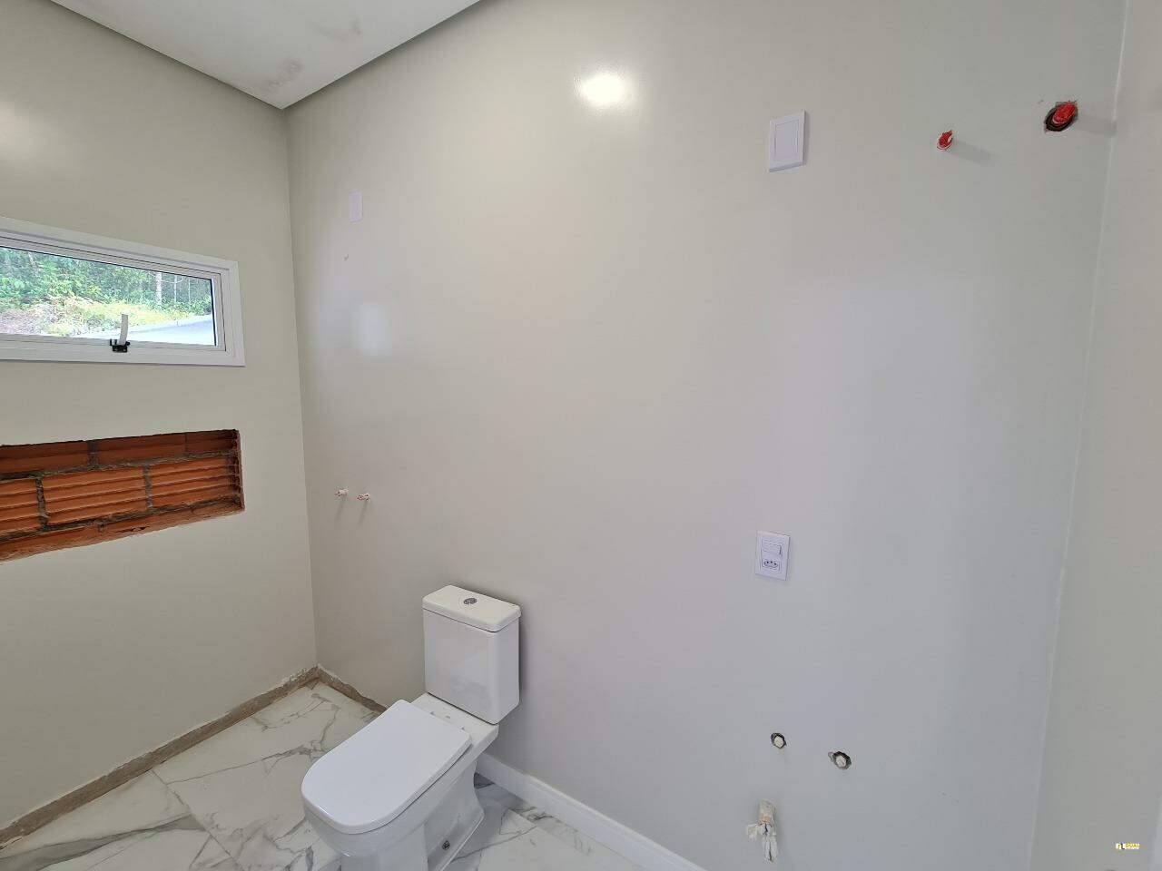 Imagem Casa à Venda na Barra do Rio Cerro | 3 Suítes, Piscina e Alto Padrão de Acabamento