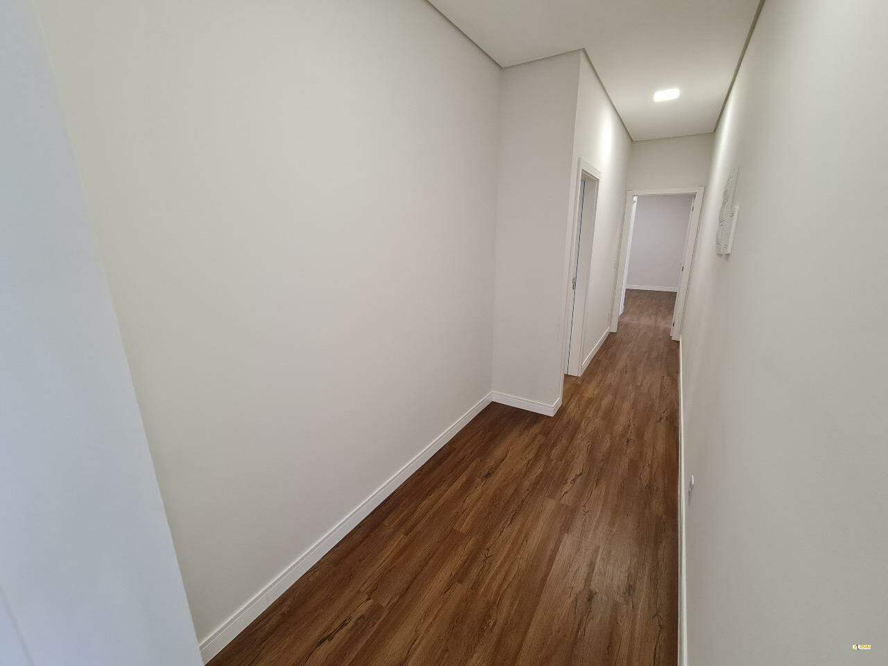 Imagem Casa à Venda na Barra do Rio Cerro | 3 Suítes, Piscina e Alto Padrão de Acabamento