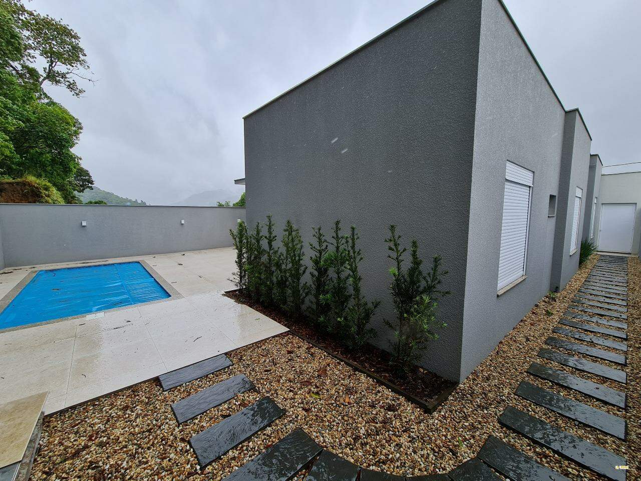 Imagem Casa à Venda na Barra do Rio Cerro | 3 Suítes, Piscina e Alto Padrão de Acabamento