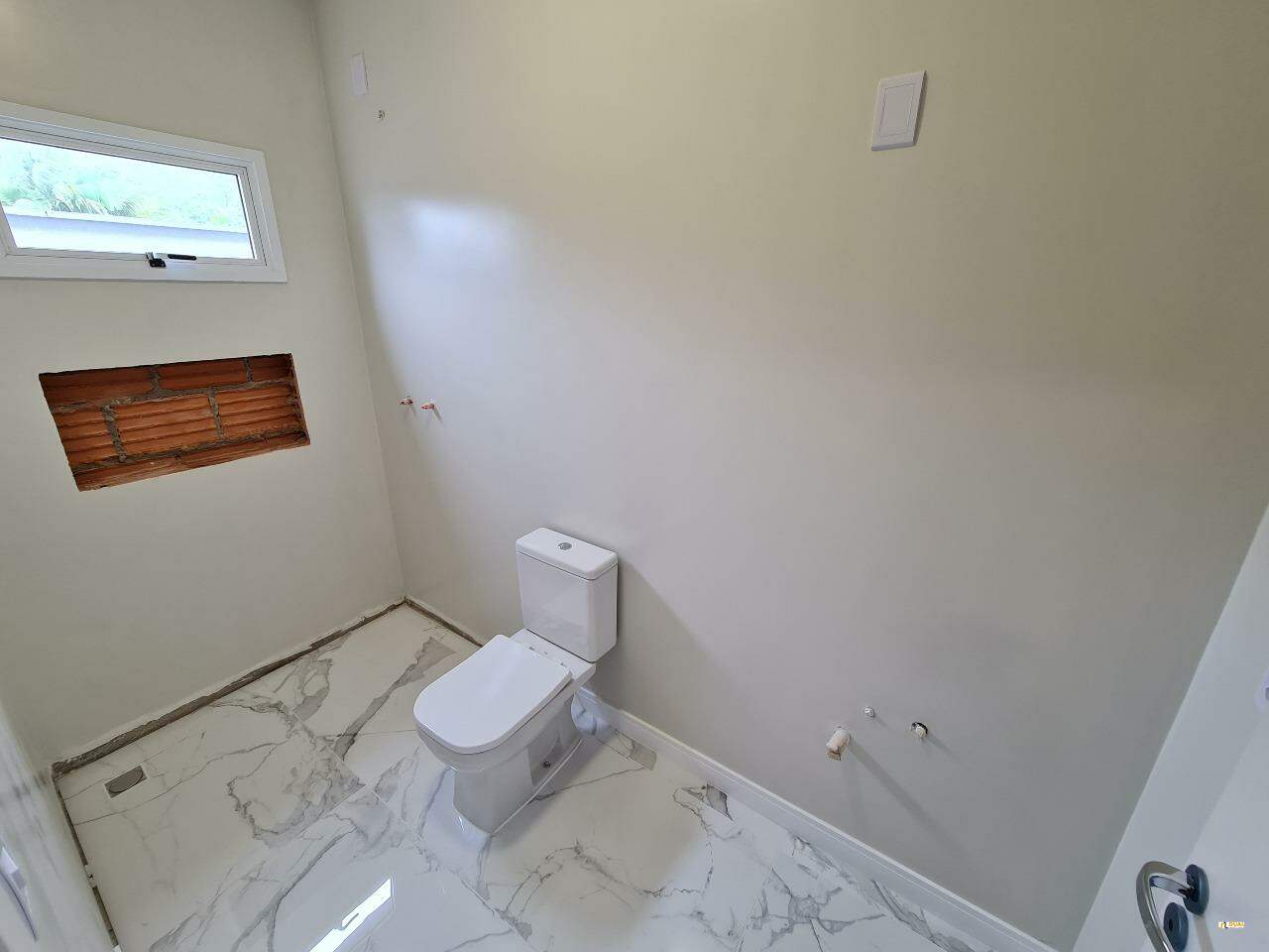 Imagem Casa à Venda na Barra do Rio Cerro | 3 Suítes, Piscina e Alto Padrão de Acabamento