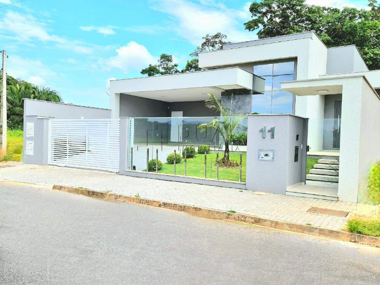 Casa à Venda na Barra do Rio Cerro | 3 Suítes, Piscina e Alto Padrão de Acabamento