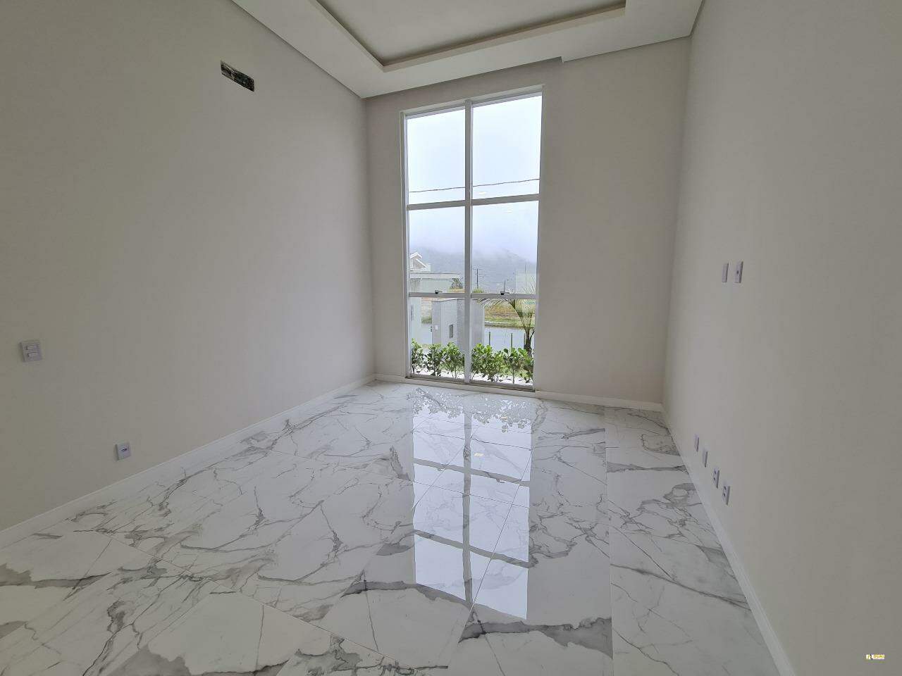 Imagem Casa à Venda na Barra do Rio Cerro | 3 Suítes, Piscina e Alto Padrão de Acabamento