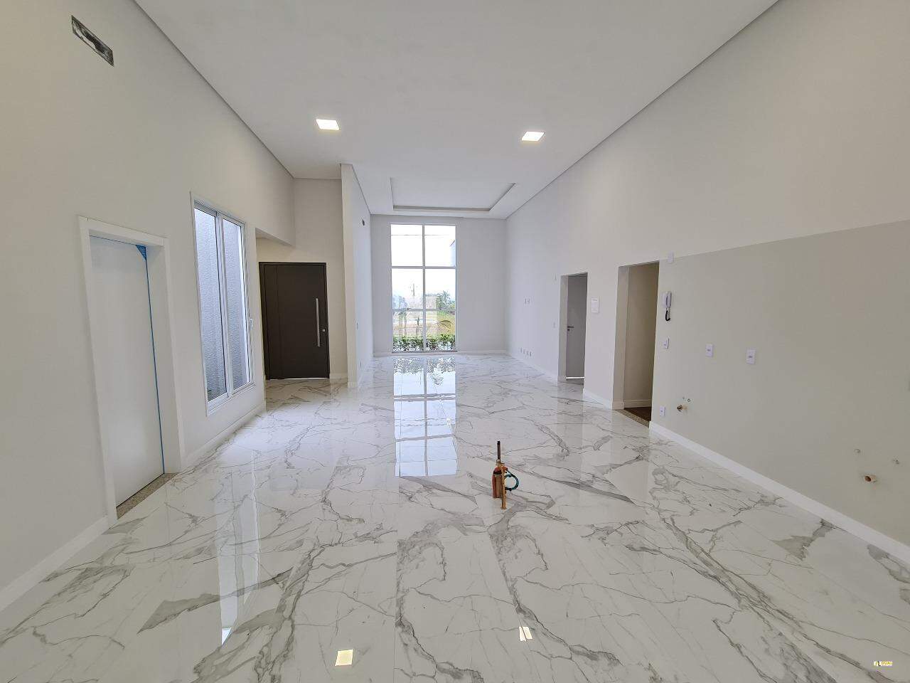 Imagem Casa à Venda na Barra do Rio Cerro | 3 Suítes, Piscina e Alto Padrão de Acabamento