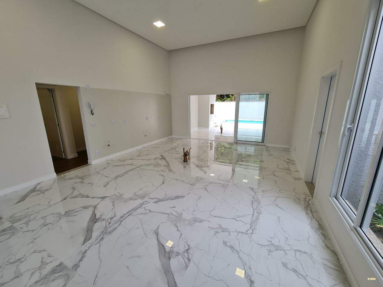 Imagem Casa à Venda na Barra do Rio Cerro | 3 Suítes, Piscina e Alto Padrão de Acabamento