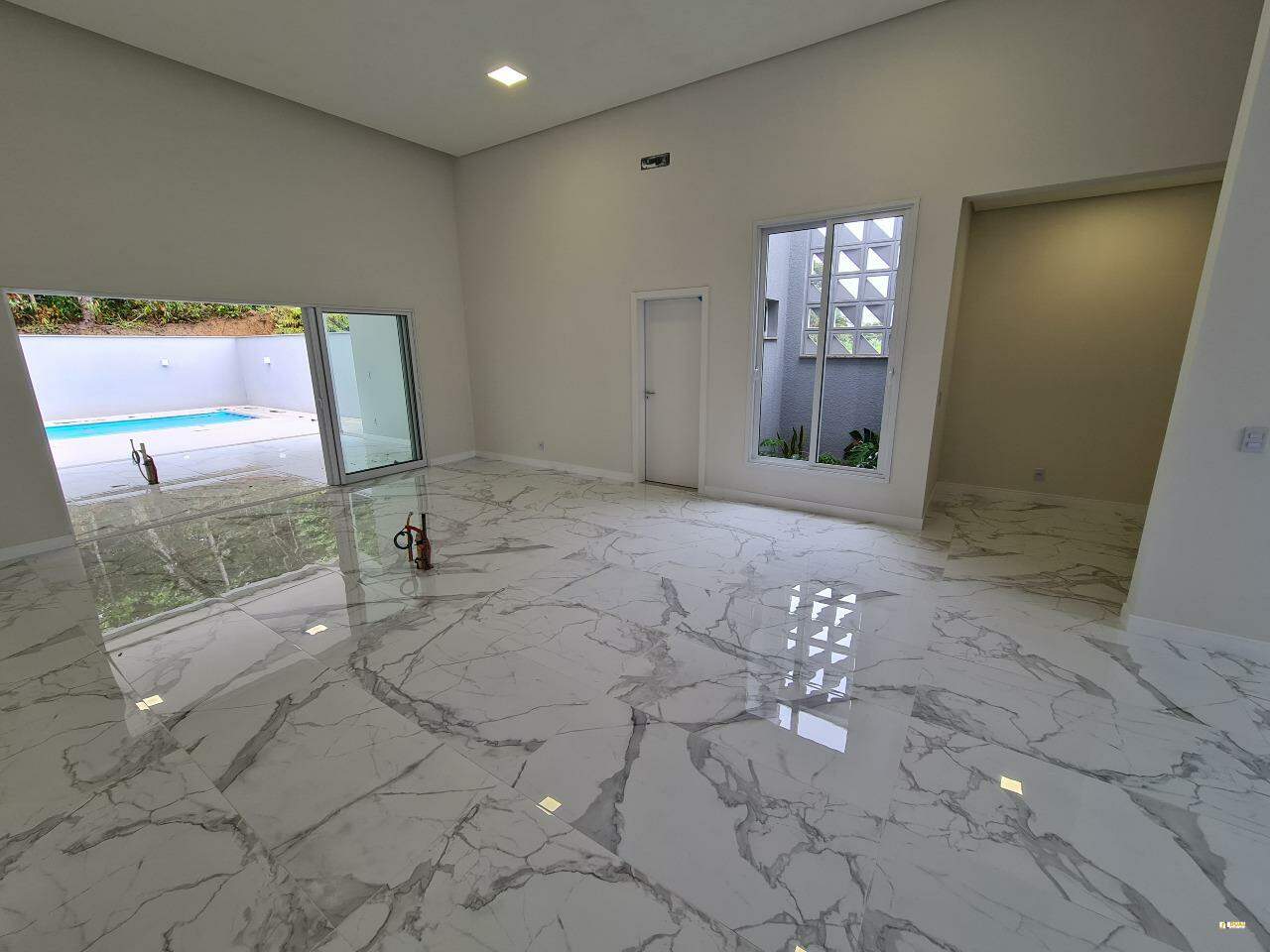 Imagem Casa à Venda na Barra do Rio Cerro | 3 Suítes, Piscina e Alto Padrão de Acabamento