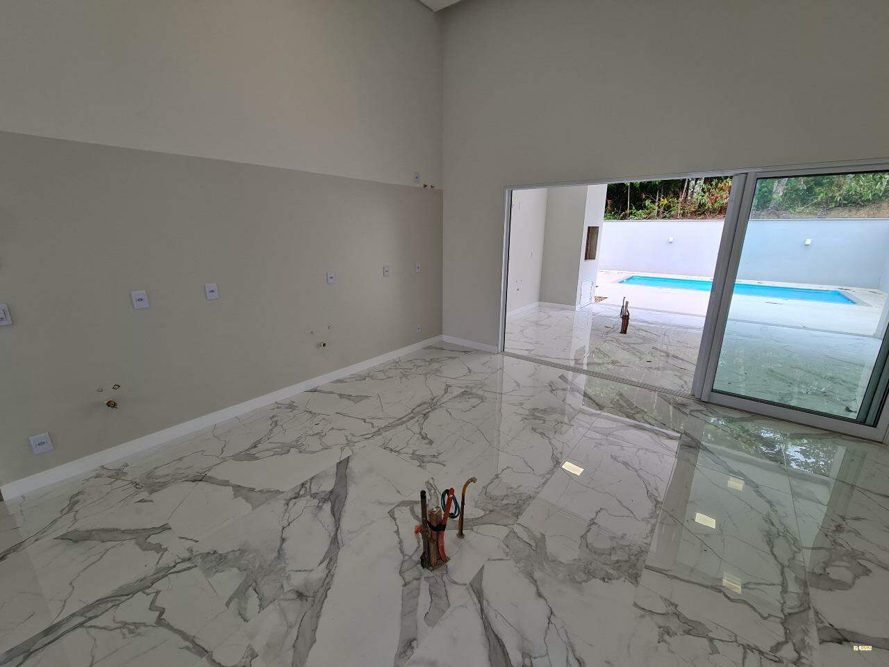 Imagem Casa à Venda na Barra do Rio Cerro | 3 Suítes, Piscina e Alto Padrão de Acabamento