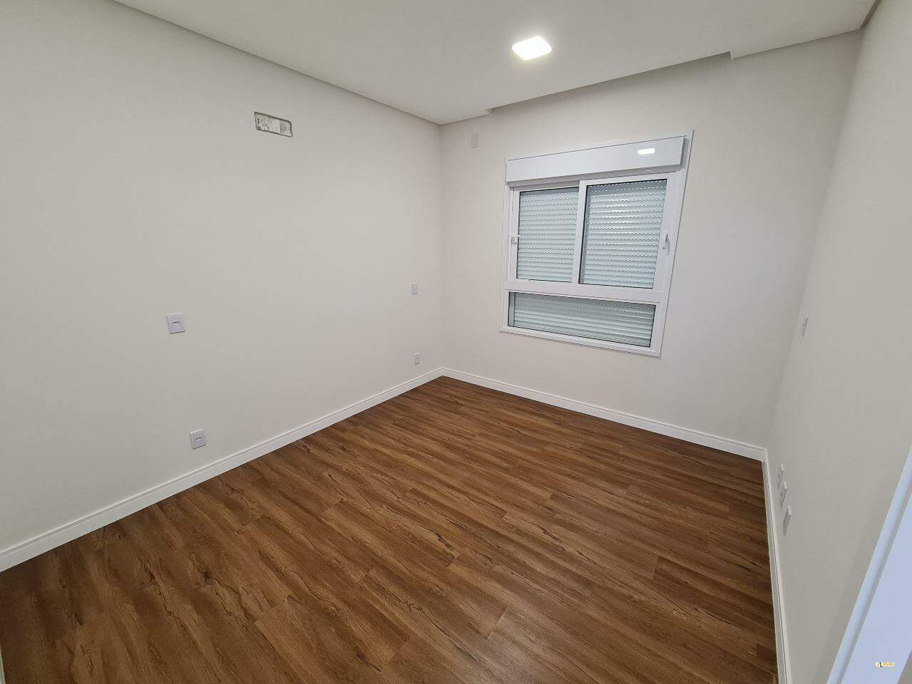 Imagem Casa à Venda na Barra do Rio Cerro | 3 Suítes, Piscina e Alto Padrão de Acabamento