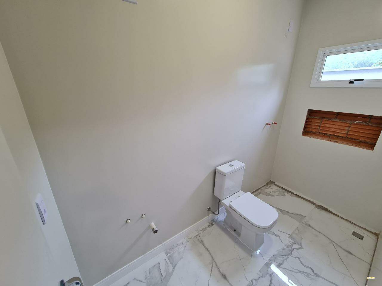 Imagem Casa à Venda na Barra do Rio Cerro | 3 Suítes, Piscina e Alto Padrão de Acabamento