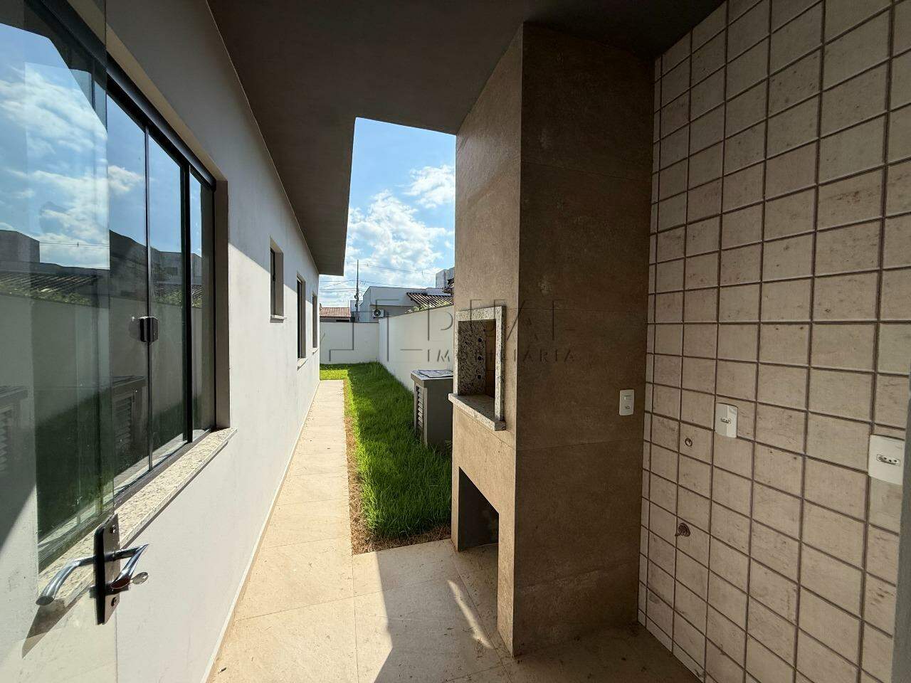 Imagem Moderna e Pronta para Morar: Casa Geminada com 3 Dormitórios e Churrasqueira