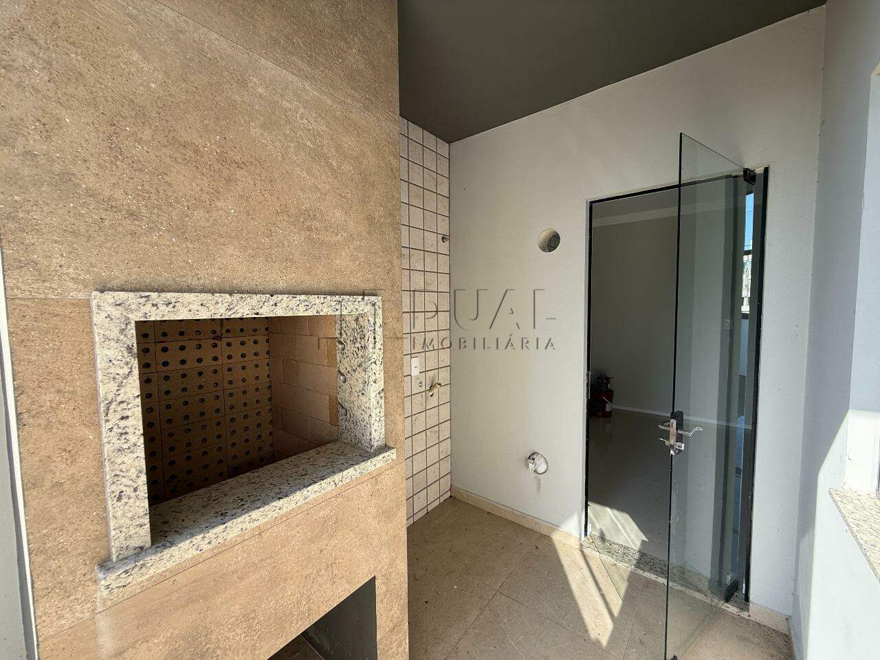 Imagem Moderna e Pronta para Morar: Casa Geminada com 3 Dormitórios e Churrasqueira