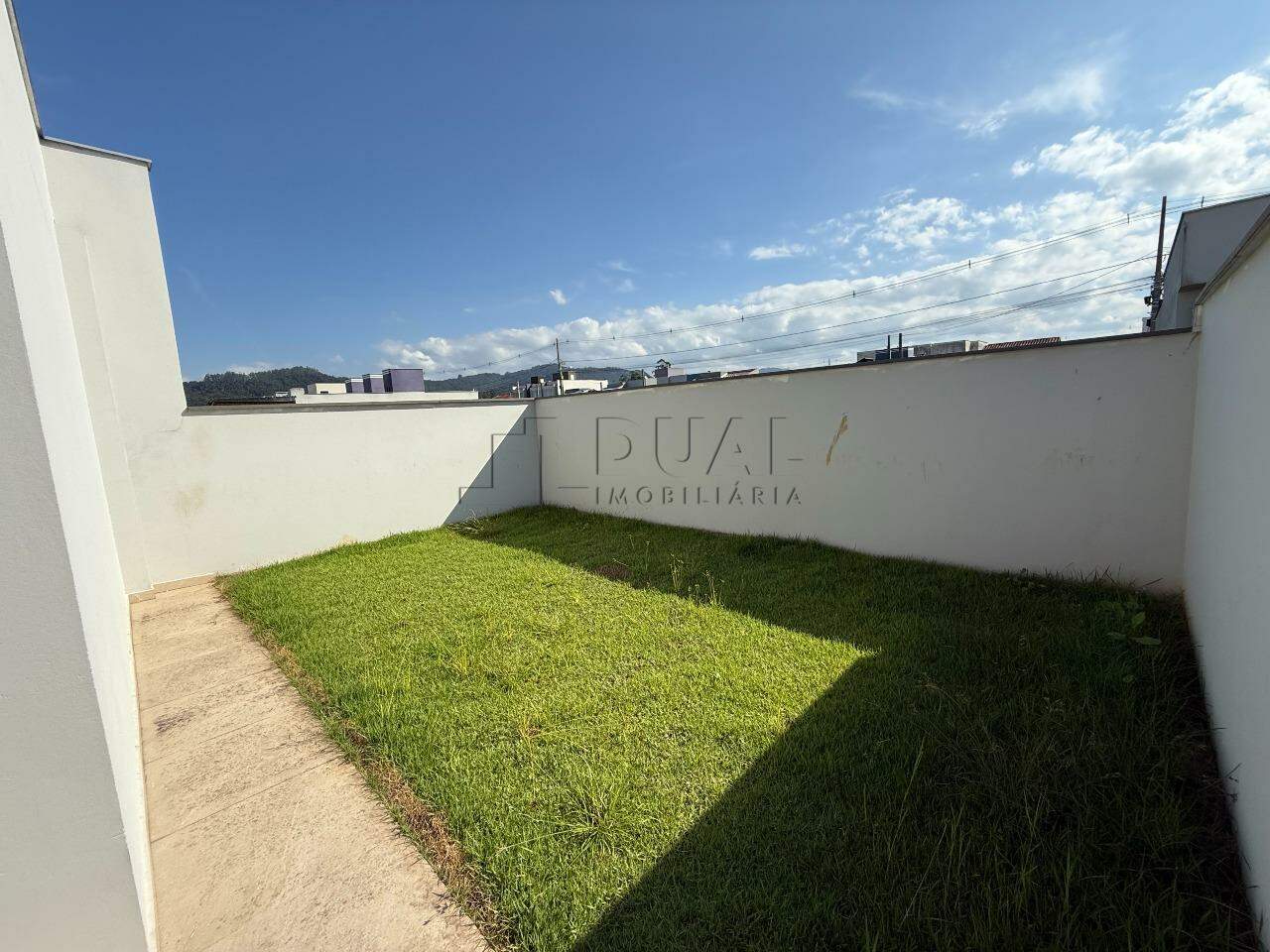 Imagem Moderna e Pronta para Morar: Casa Geminada com 3 Dormitórios e Churrasqueira