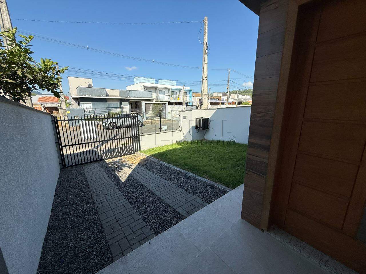 Imagem Moderna e Pronta para Morar: Casa Geminada com 3 Dormitórios e Churrasqueira