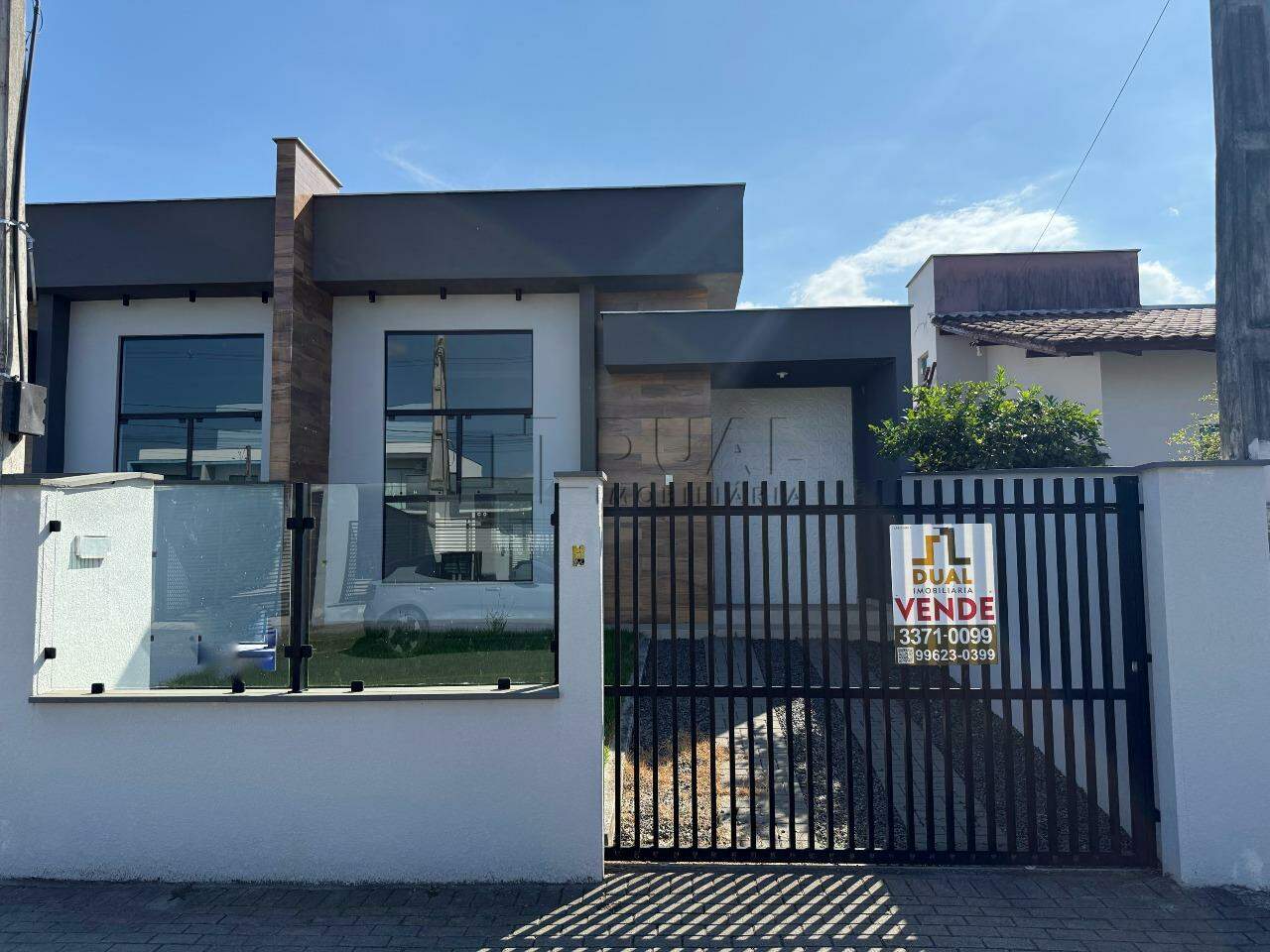 Imagem Moderna e Pronta para Morar: Casa Geminada com 3 Dormitórios e Churrasqueira