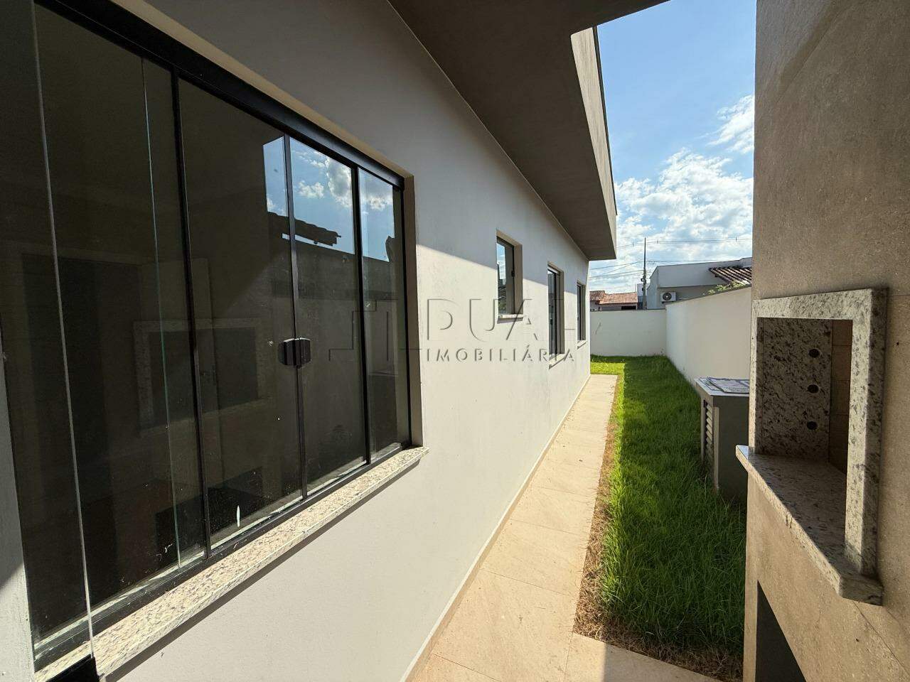 Imagem Moderna e Pronta para Morar: Casa Geminada com 3 Dormitórios e Churrasqueira