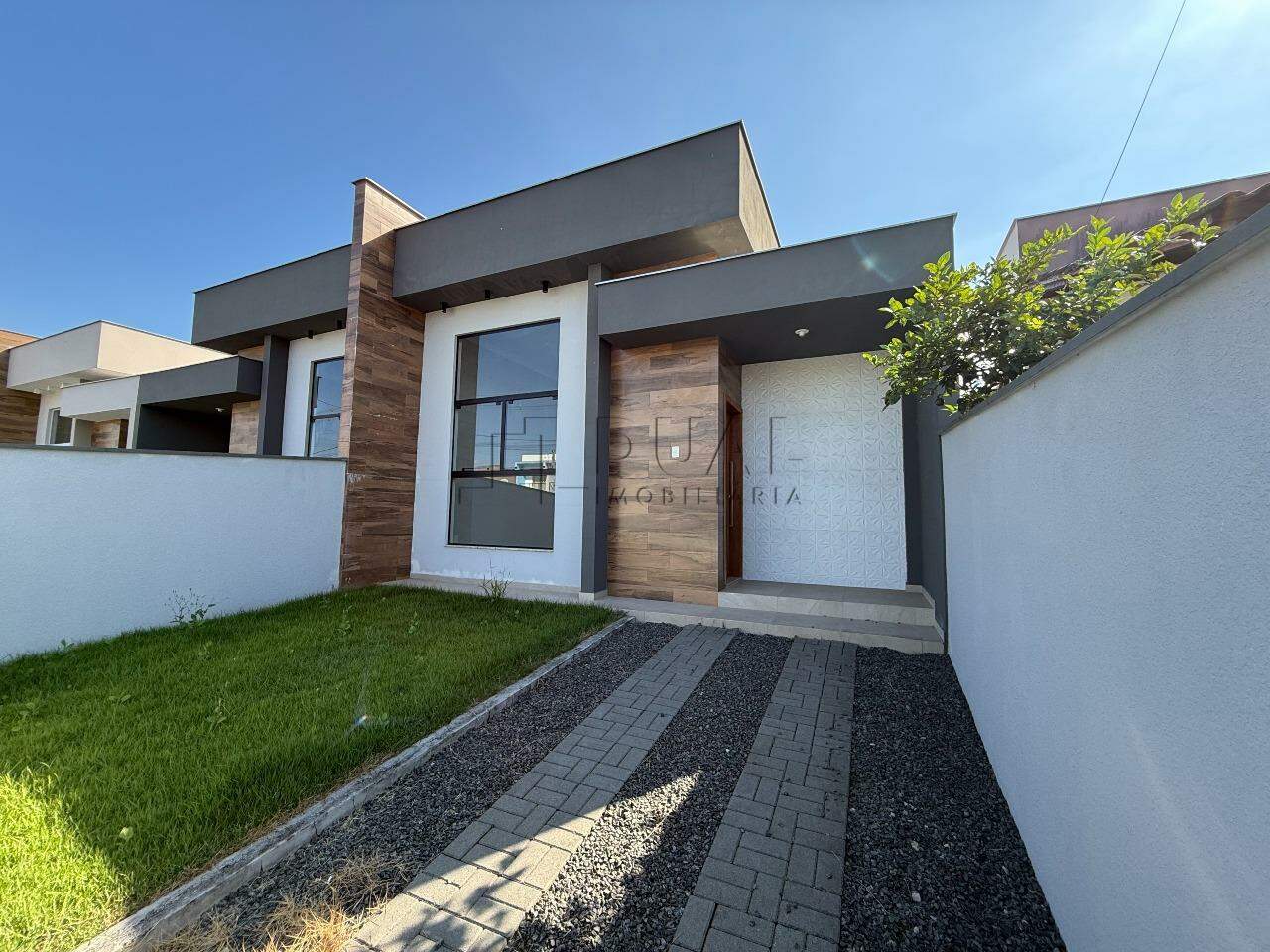 Imagem Moderna e Pronta para Morar: Casa Geminada com 3 Dormitórios e Churrasqueira