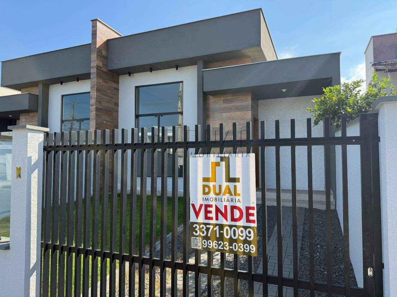 Imagem principal Moderna e Pronta para Morar: Casa Geminada com 3 Dormitórios e Churrasqueira