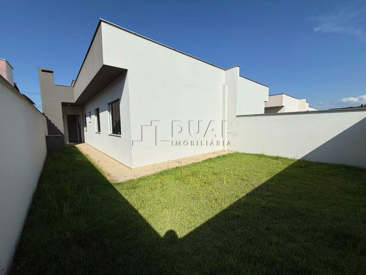 Imagem Moderna e Pronta para Morar: Casa Geminada com 3 Dormitórios e Churrasqueira