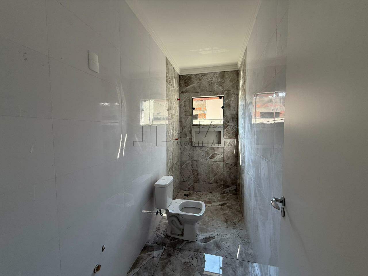 Imagem Moderna e Pronta para Morar: Casa Geminada com 3 Dormitórios e Churrasqueira