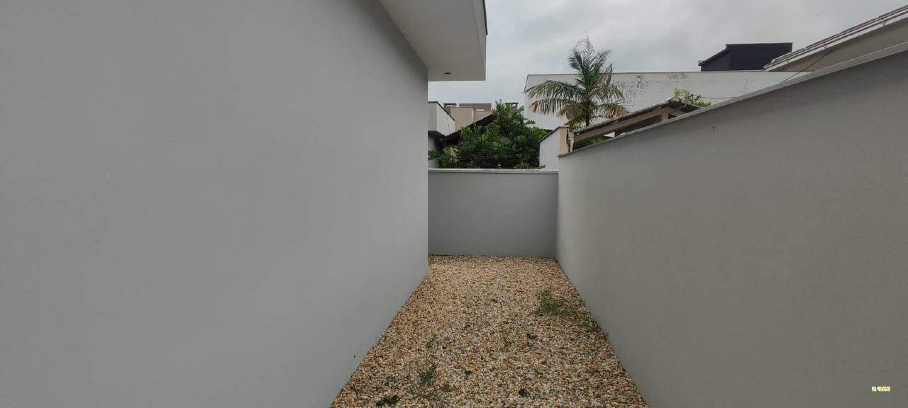 Imagem Casa Térrea Moderna com 3 Dormitórios, Amplo Jardim e Área de Lazer – Bairro em Valorização