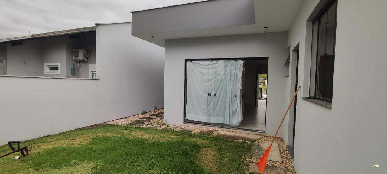 Imagem Casa Térrea Moderna com 3 Dormitórios, Amplo Jardim e Área de Lazer – Bairro em Valorização