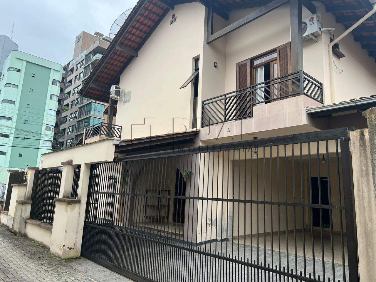 Casa residencial com potencial comercial com 270 m² semi mobiliado à venda no bairro Centro de Jaraguá do Sul 