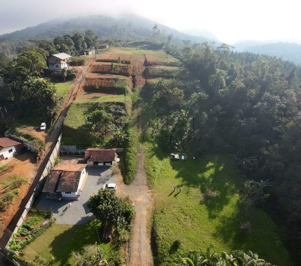 Casa com terreno de 6 mil m² + terreno ao lado de 5 mil m² a Venda em Guaramirim