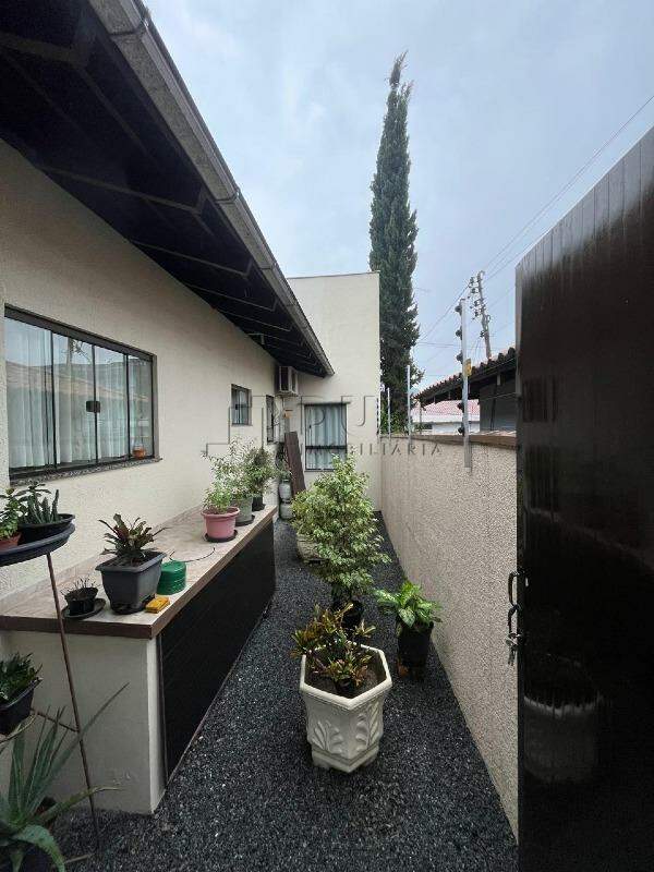 Imagem Casa com ótima localização à venda no bairro Nova Brasília.