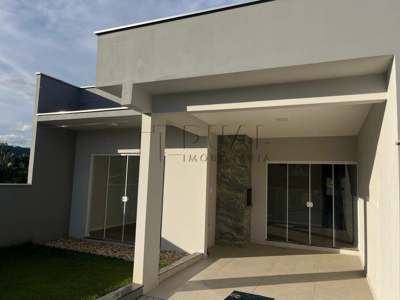 Imagem Geminado com suíte + 02 dormitórios com 108,00m² à venda no bairro Jaraguá 84 em Jaraguá do Sul