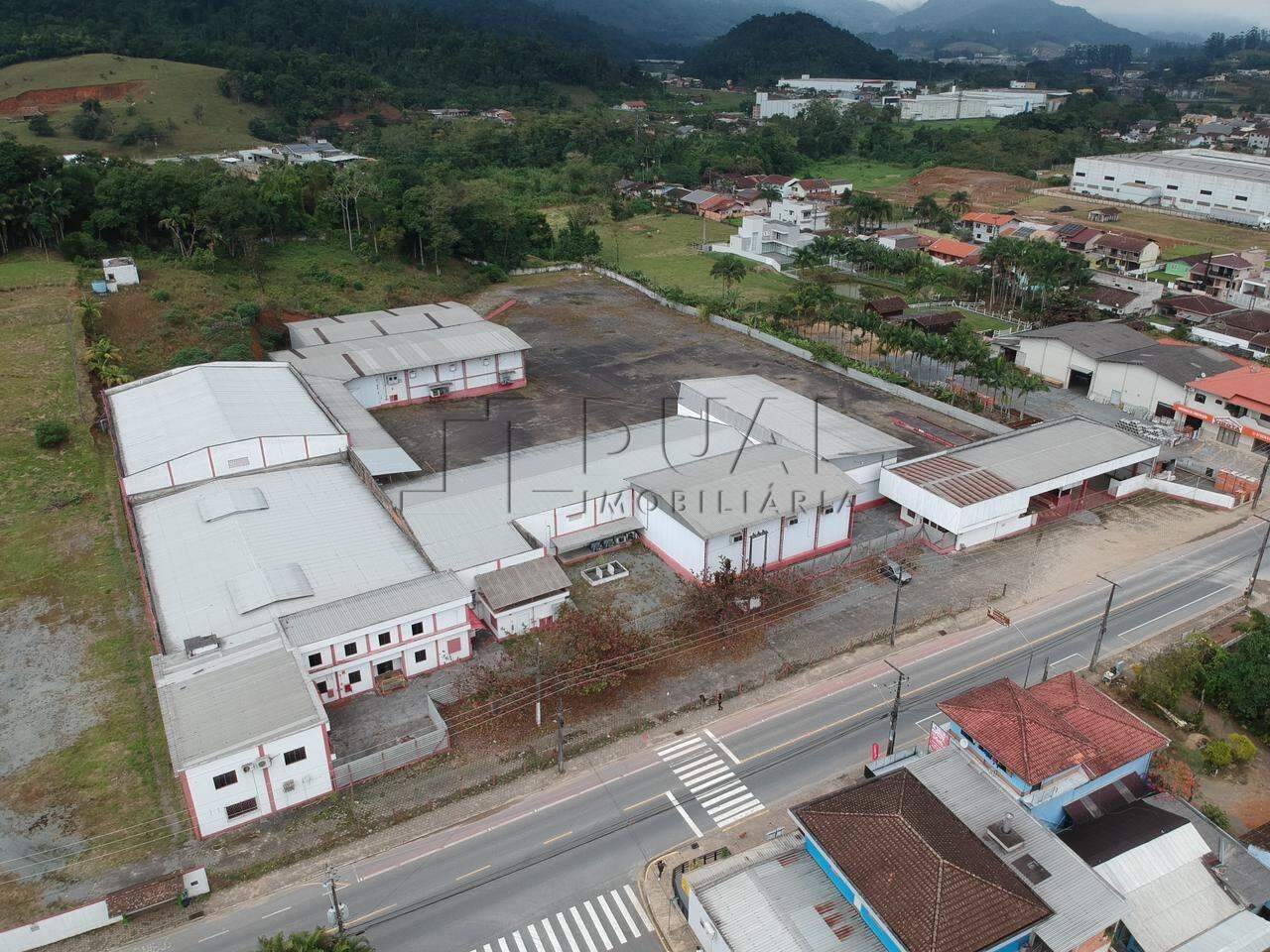 Imagem Galpão Frigorífico para venda na Barra do Rio Cerro com 5.450,26 m² e Terreno com 18.106,25 m²