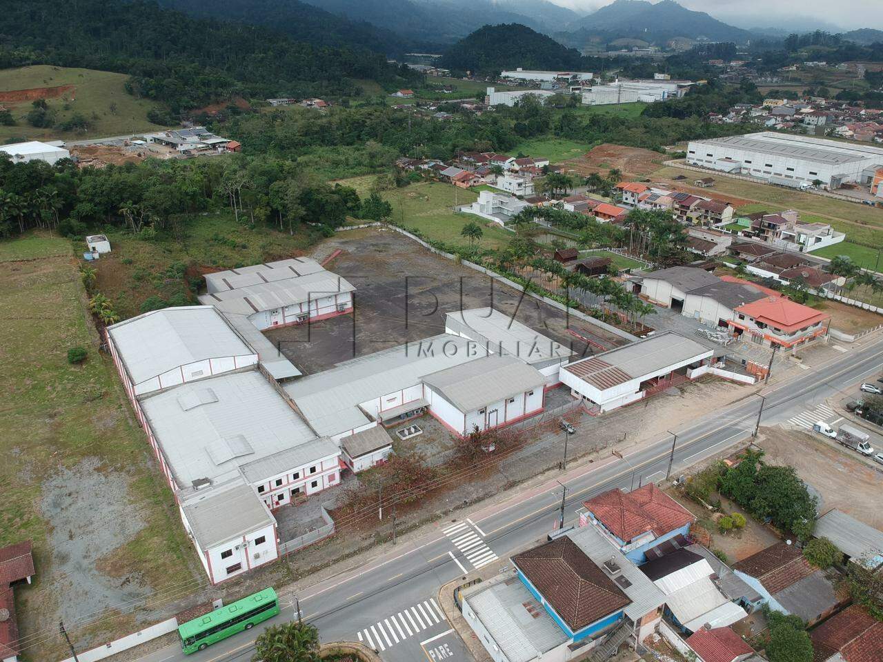 Imagem Galpão Frigorífico para venda na Barra do Rio Cerro com 5.450,26 m² e Terreno com 18.106,25 m²