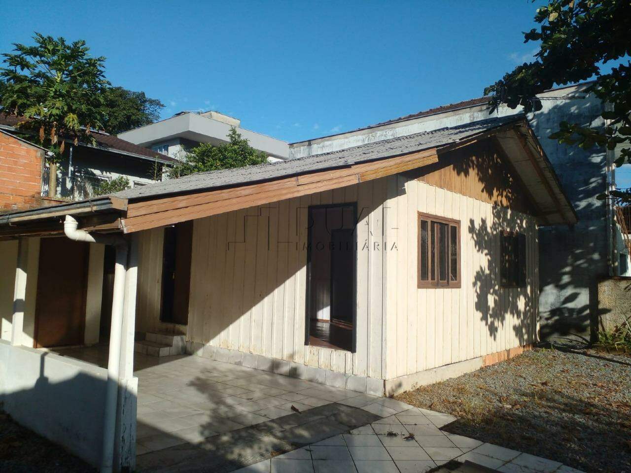 Terreno com casa de madeira próximo ao Parque da Inovação em Jaraguá do Sul