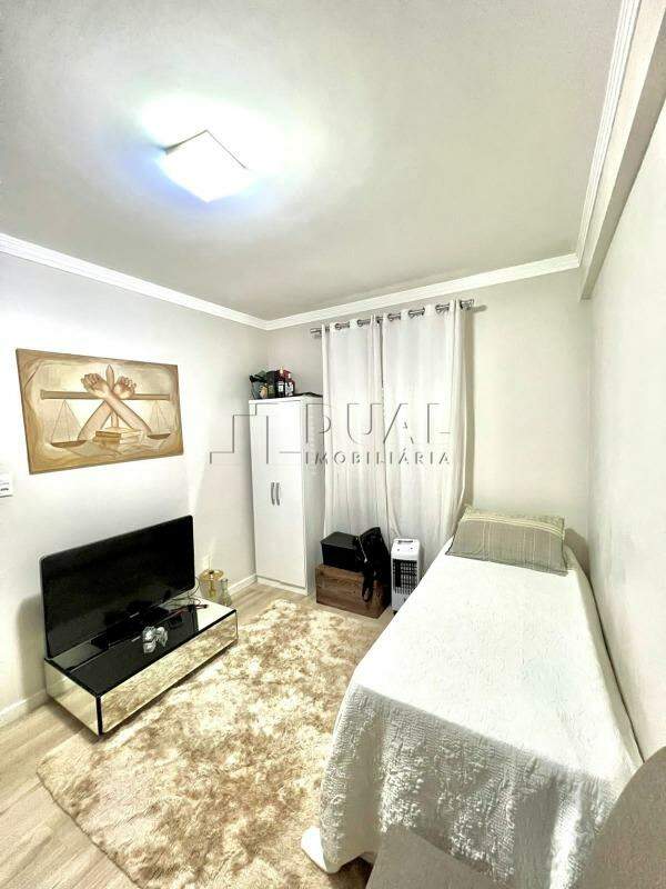 Imagem Apartamento com 122,50m² semimobiliado à venda no bairro Centro