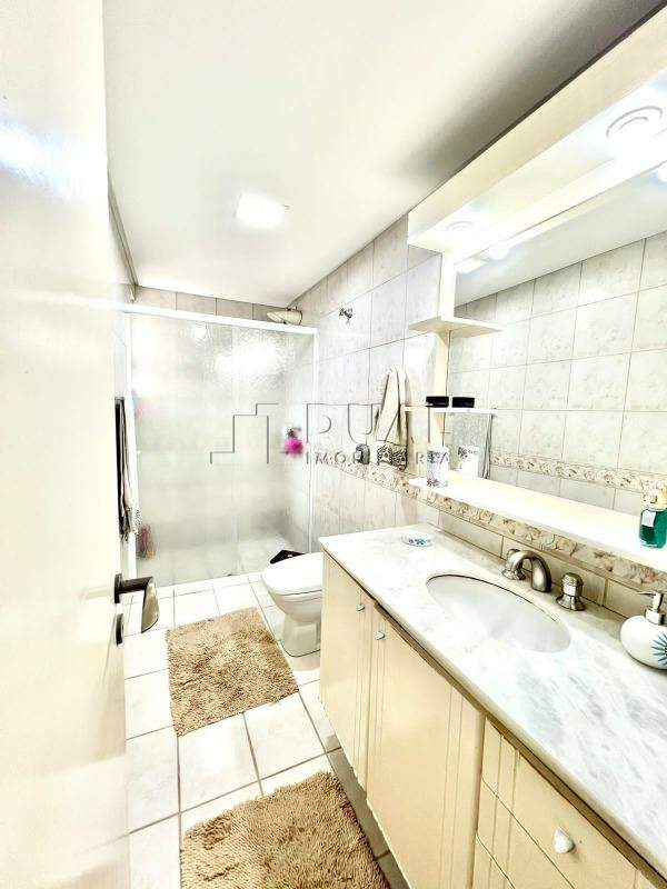 Imagem Apartamento com 122,50m² semimobiliado à venda no bairro Centro