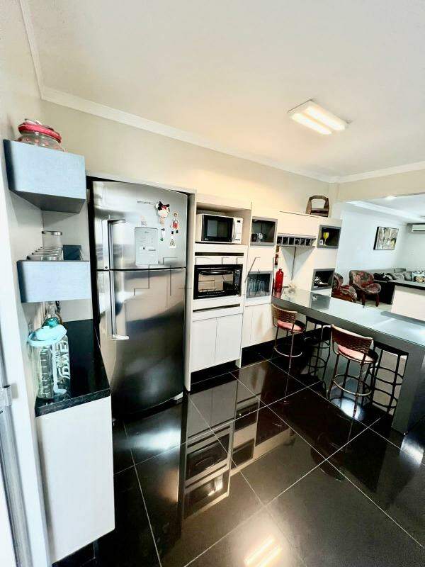 Imagem Apartamento com 122,50m² semimobiliado à venda no bairro Centro