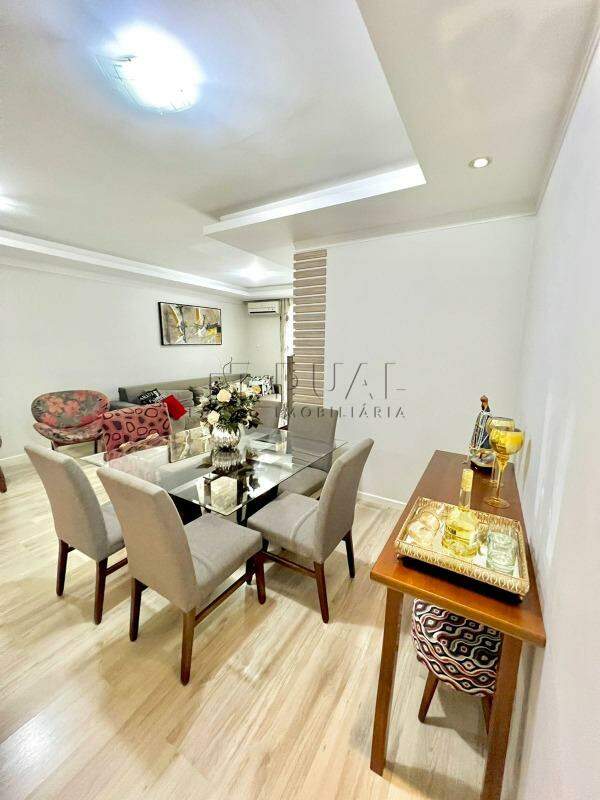 Imagem Apartamento com 122,50m² semimobiliado à venda no bairro Centro