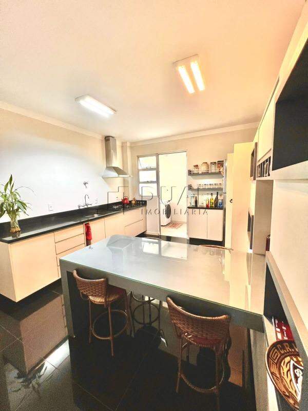 Imagem Apartamento com 122,50m² semimobiliado à venda no bairro Centro