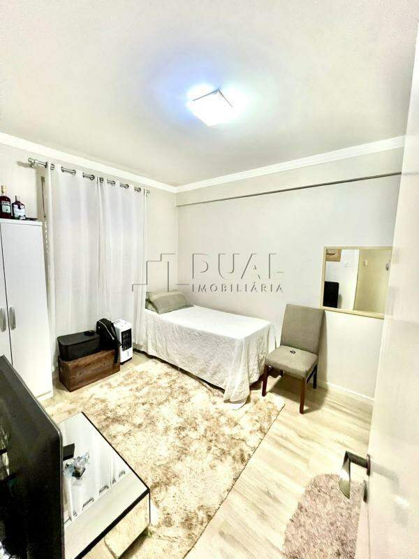 Imagem Apartamento com 122,50m² semimobiliado à venda no bairro Centro