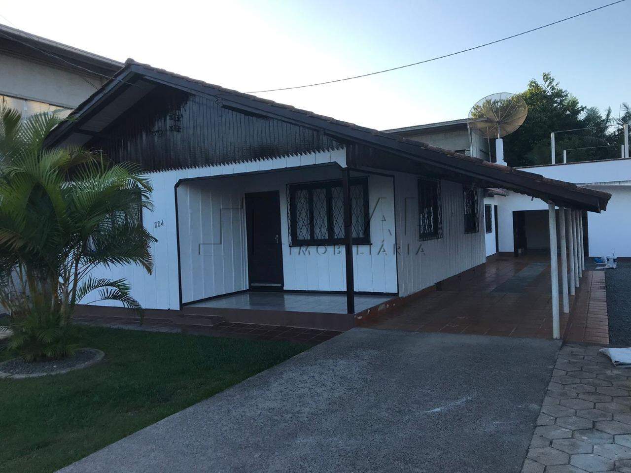 Imagem Casa com 107,80m² semimobiliada à venda no bairro Água Verde