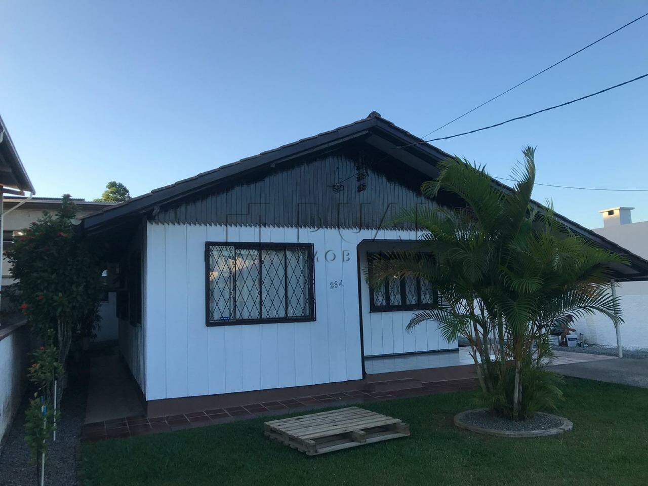 Casa com 107,80m² semimobiliada à venda no bairro Água Verde